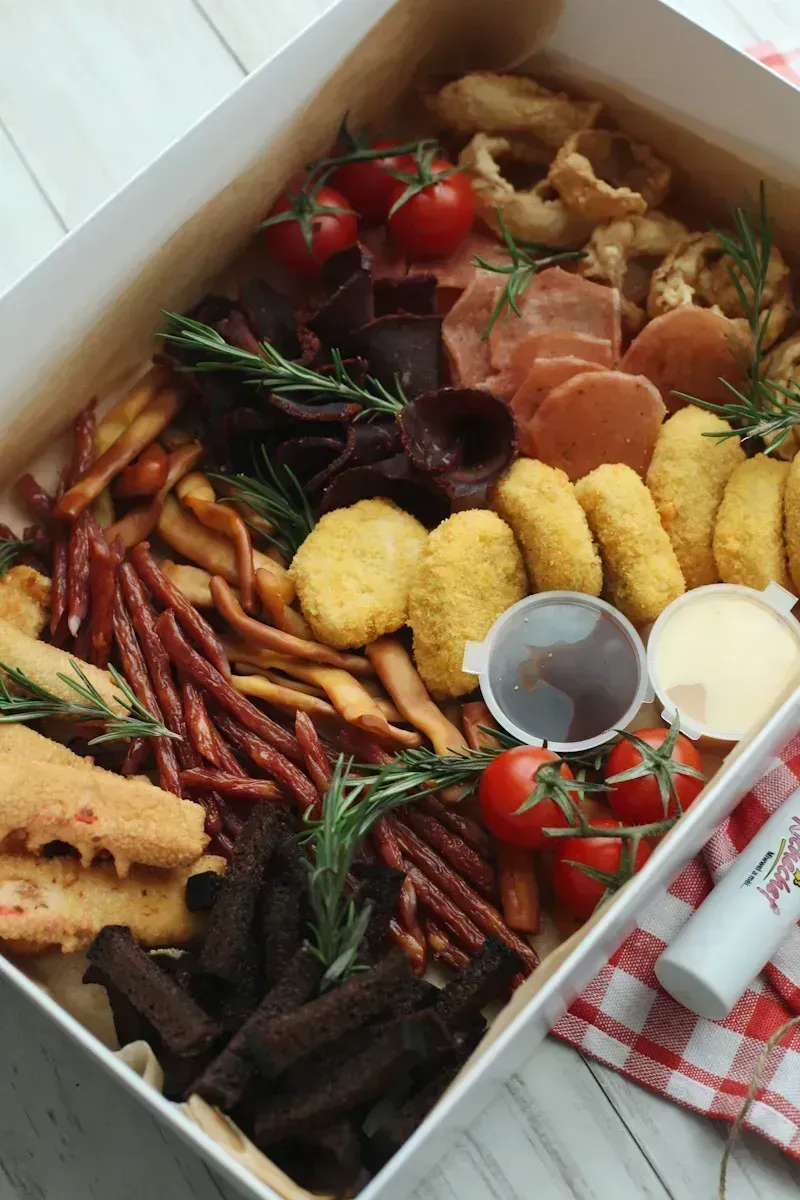 
            
                Коробка с мясными деликатесами и закусками на заказ в Мадриде - Бесплатная доставка
            
            
        